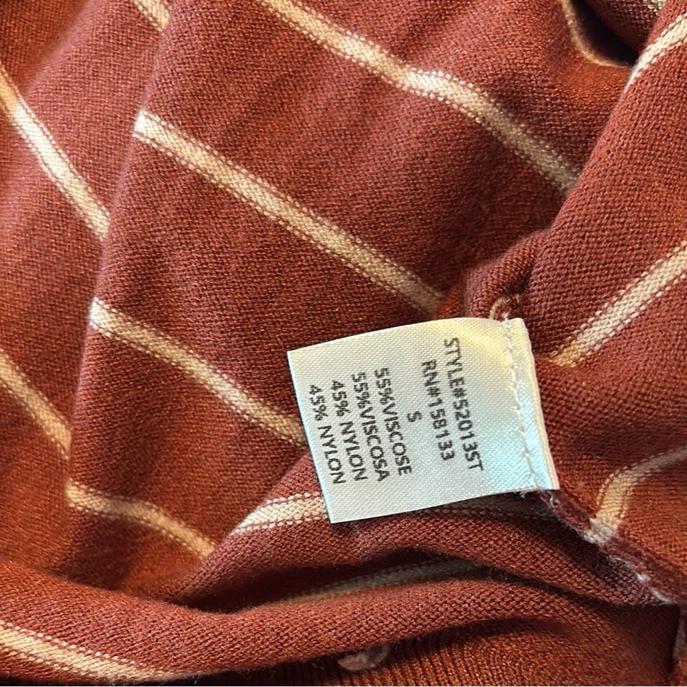 sweater size small - Picture 5 of 6